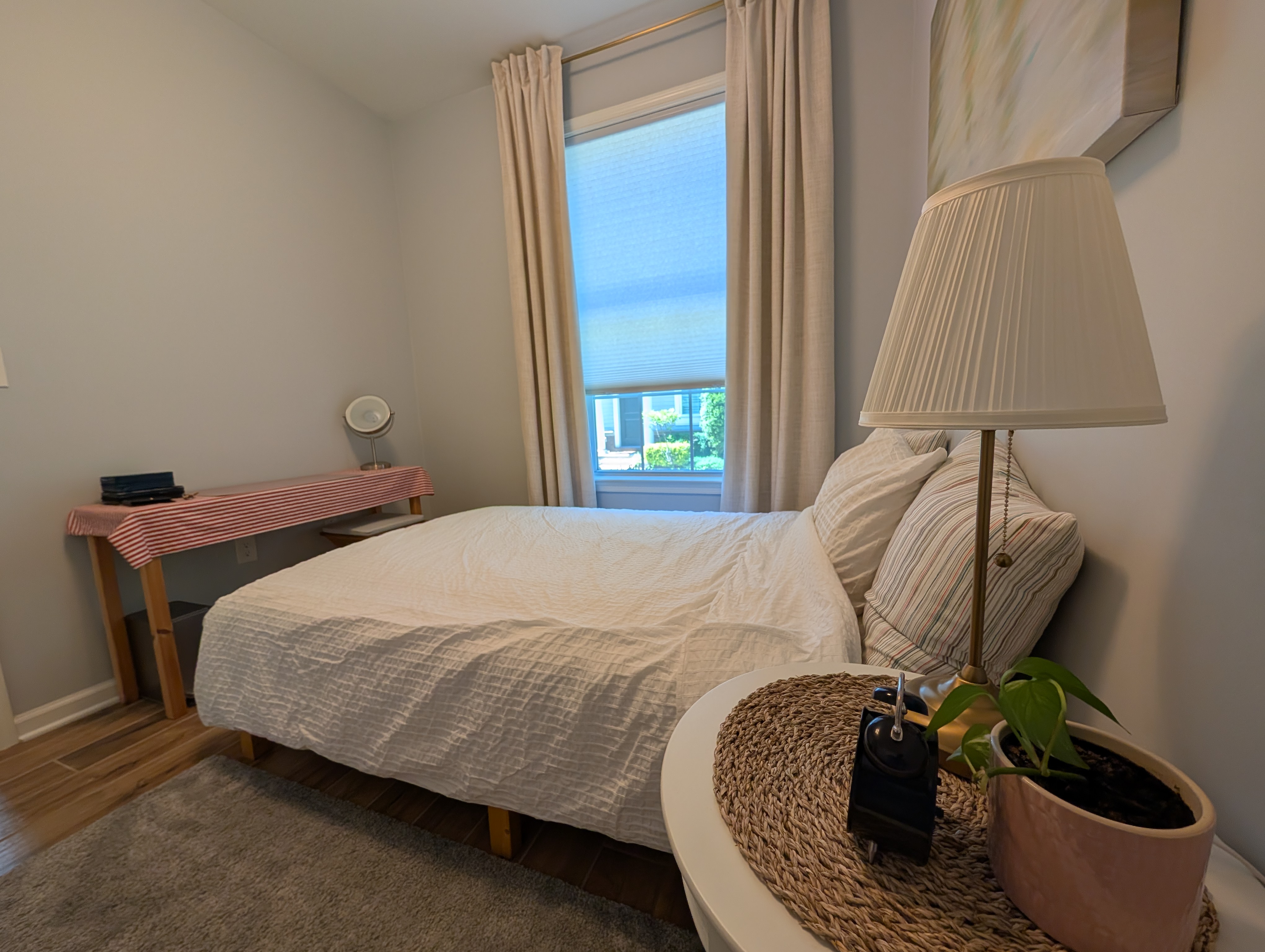 Guest bedroom with garden view